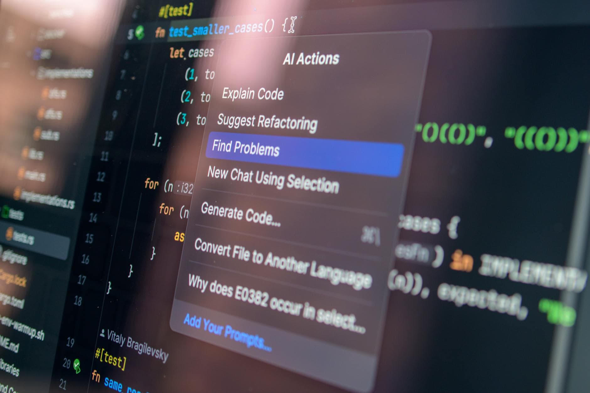 Ein Bildschirm zeigt Code und ein geöffnetes Menü "AI Actions", in dem "Find Problems" blau markiert ist.