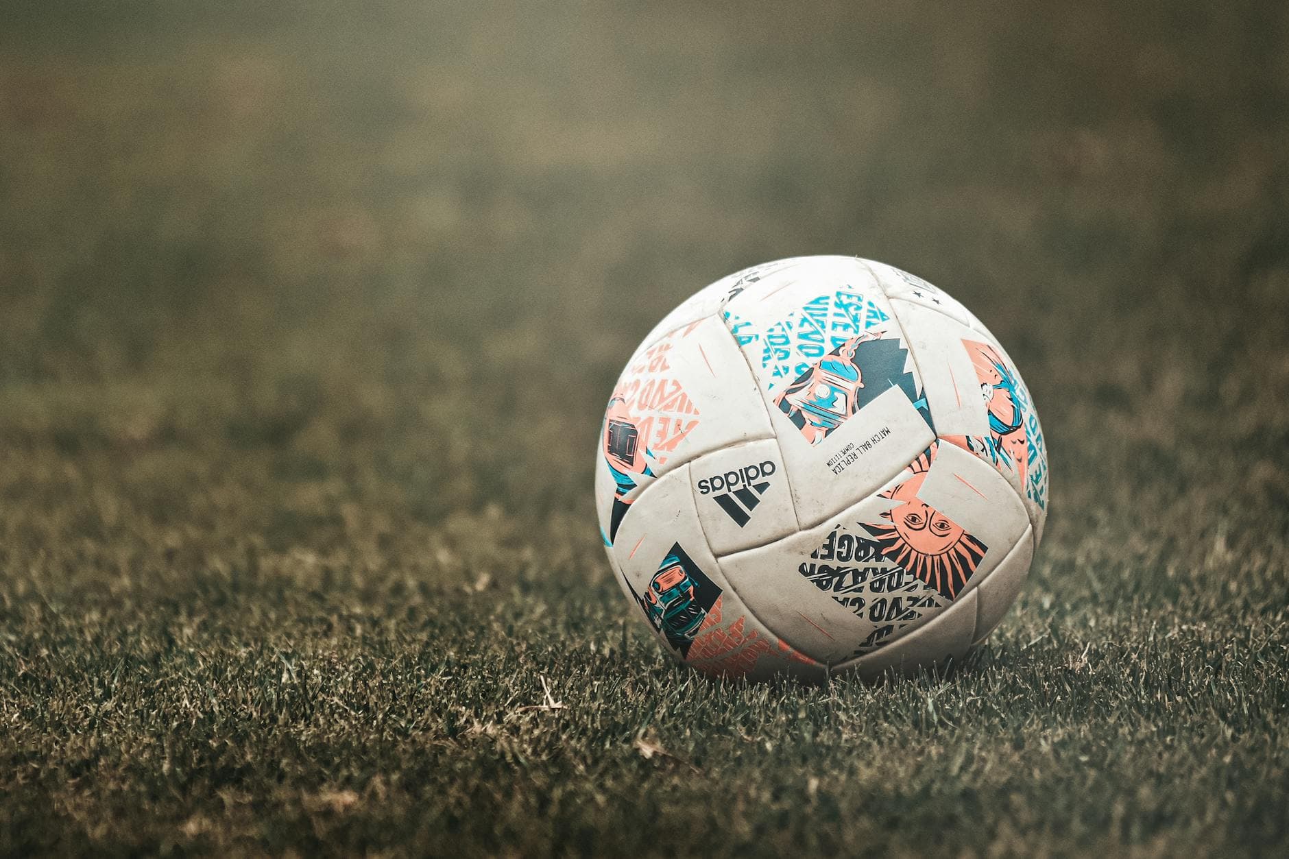 Adidas Torfabrik kehrt zur Saison 2026/27 als Bundesliga-Spielball zurück
