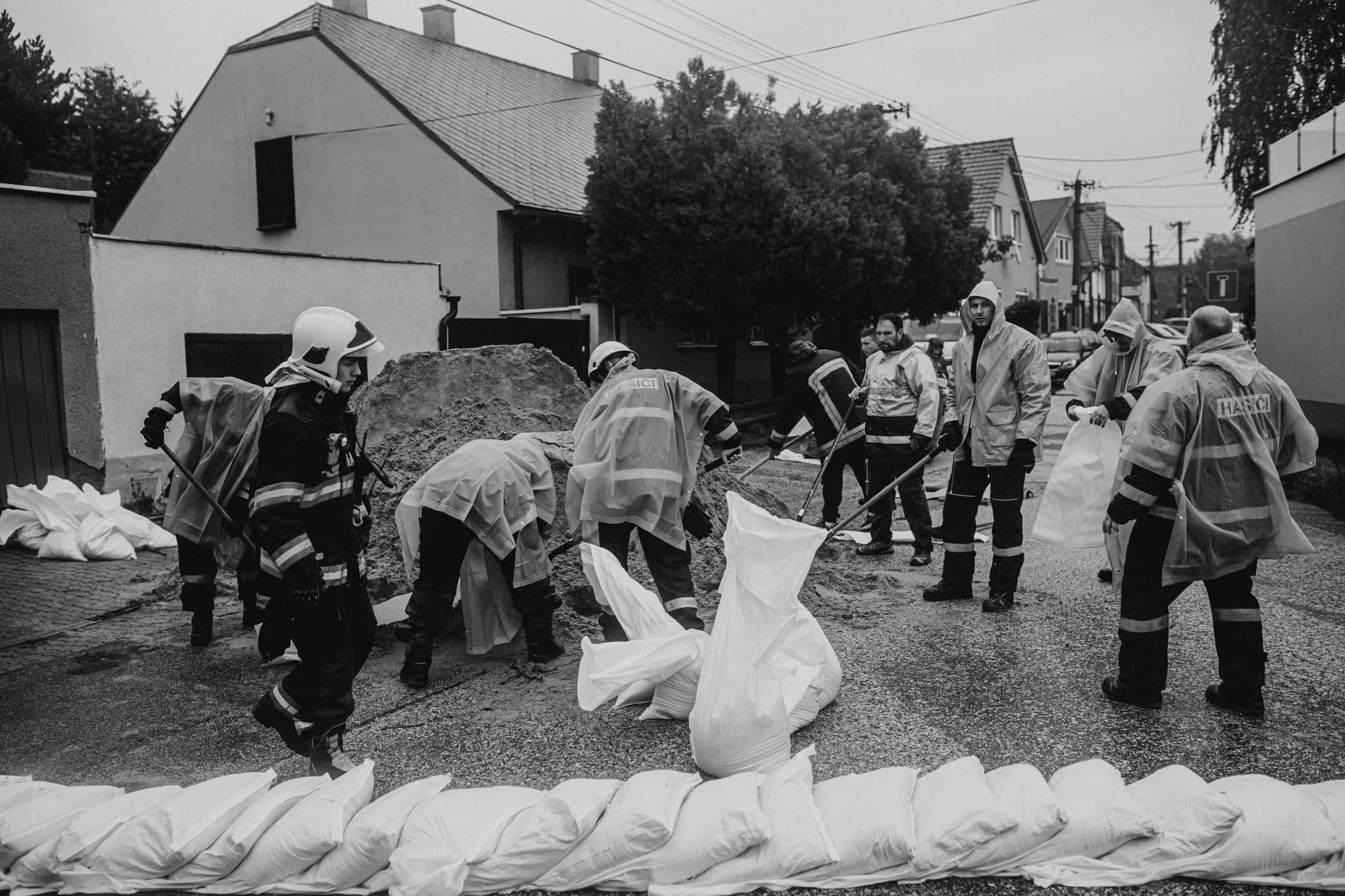 Starkregen löst Überflutungen in Süddeutschland aus: Feuerwehren im Dauereinsatz – Symbolbild