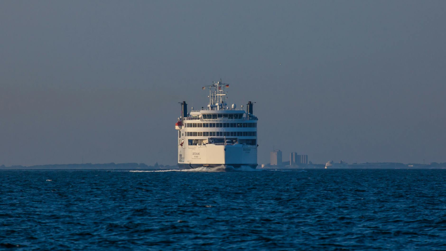 Pfingstreisewelle bringt Ostsee-Fähren an die Kapazitätsgrenze