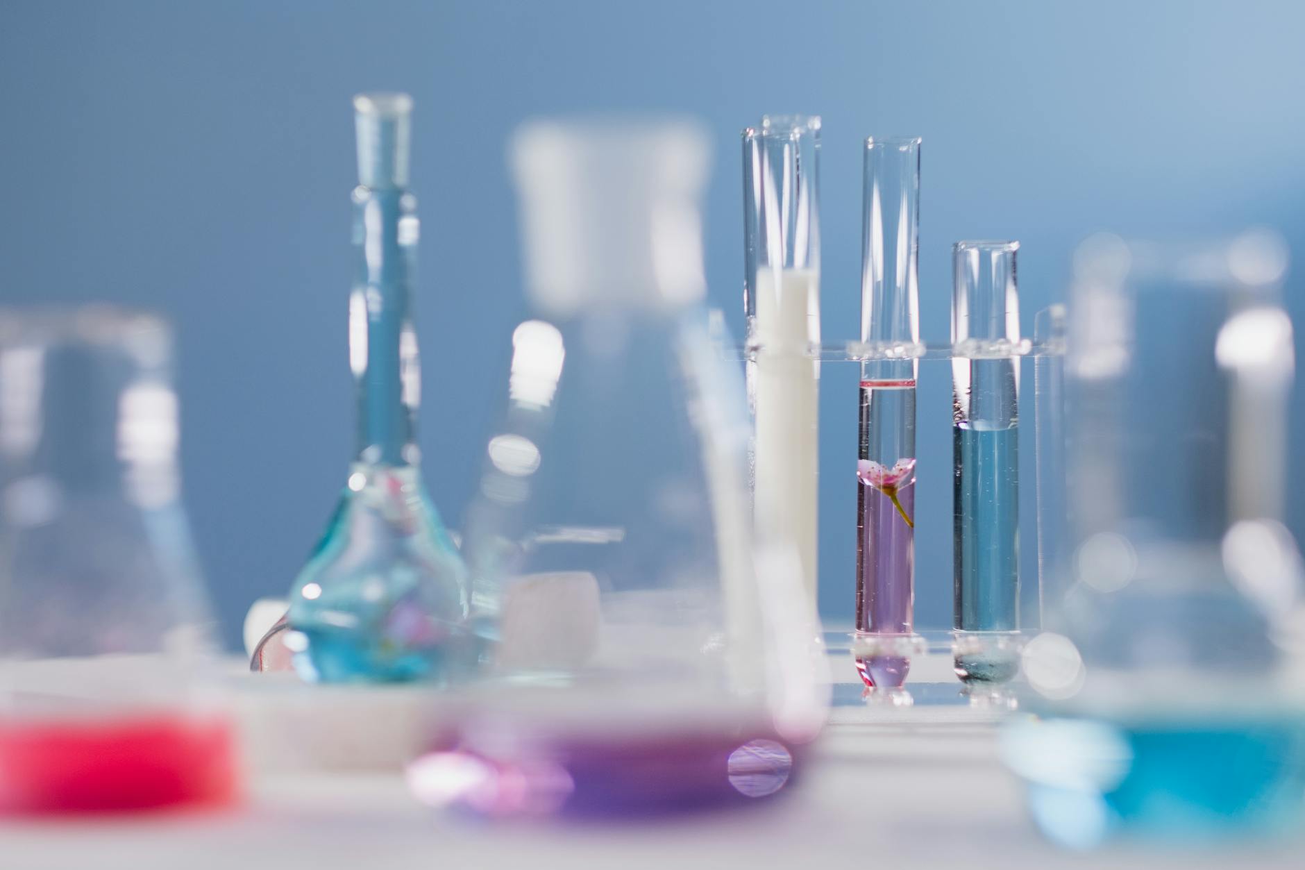 Chemie-Tarifabschluss: Gestaffelte Lohnerhöhung mit Inflationsprämie – Mittelstand alarmiert