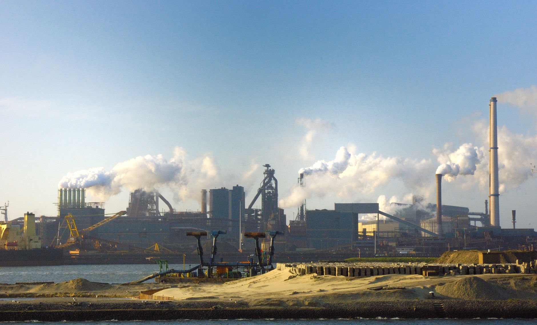 Hormus-Preisschock trifft Stahl und Chemie – Bund plant Industriestrompreis